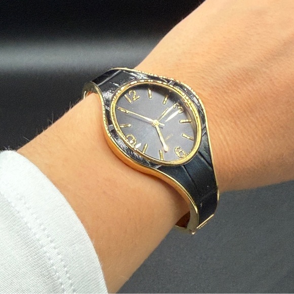 Vintage Avon Bold Cuff Black with Gold-Trimmed Wristwatch - Working - Picture 13 of 17